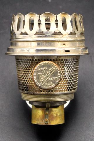Metallisches, zylindrisches Vintage-Bauteil mit gelochter Hülle und dekorativer Oberkante